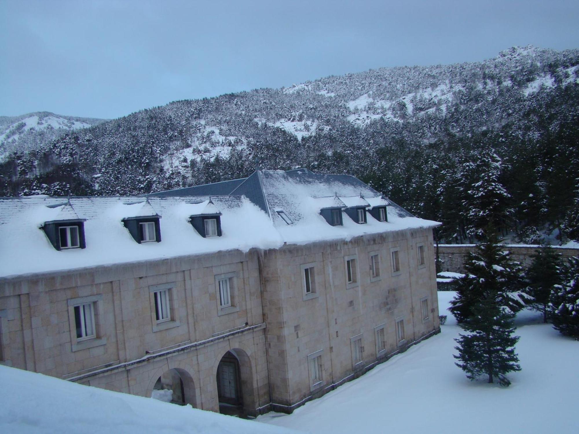 Hotel Hospedería Santa Cruz San Lorenzo de El Escorial Exterior foto