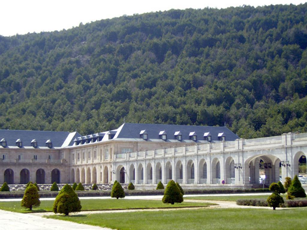 Hotel Hospedería Santa Cruz San Lorenzo de El Escorial Exterior foto